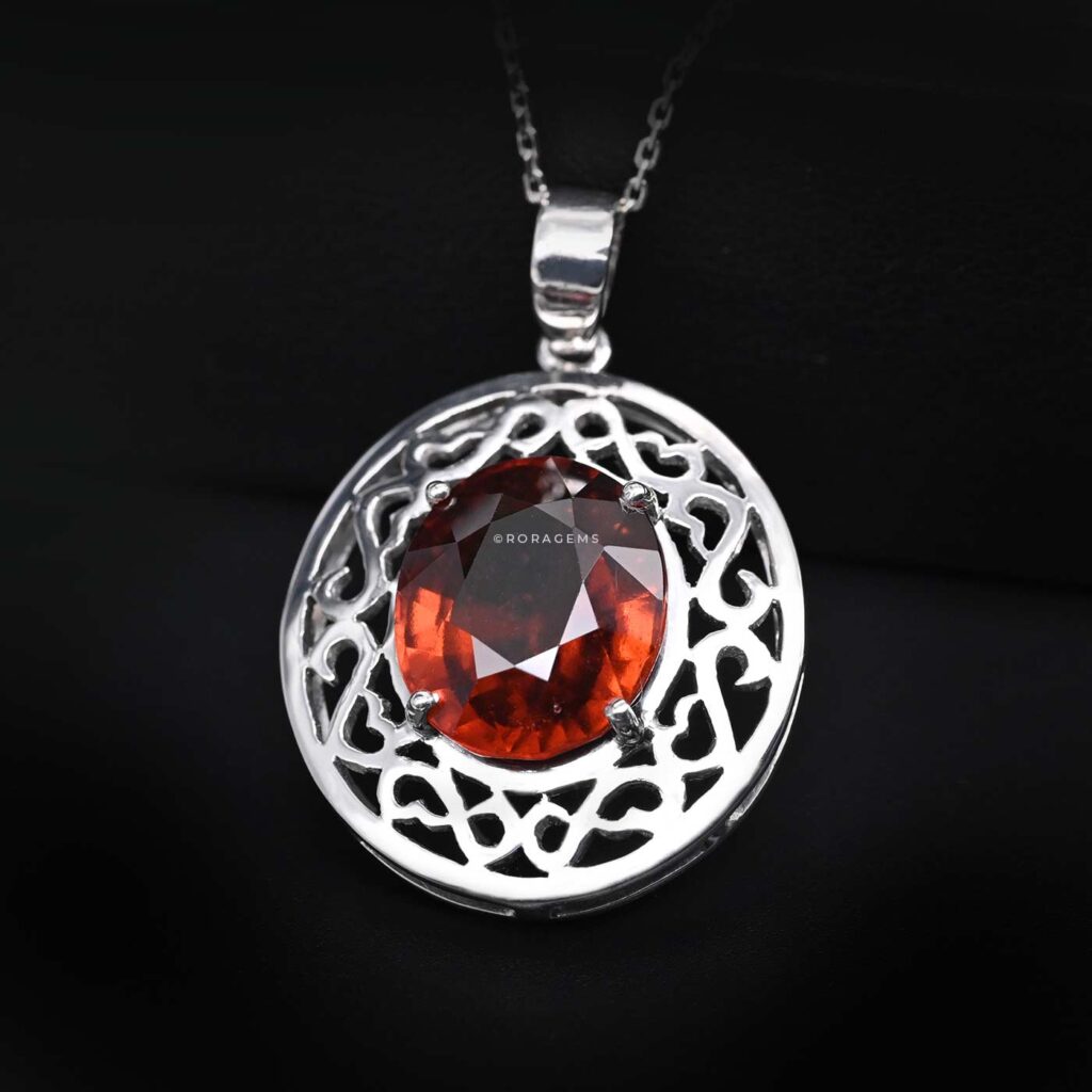 Custom handmade white gold necklace with Natürlicher Hessonit Granat and Grenat Hessonite Naturel oval gemstone from Sri Lanka