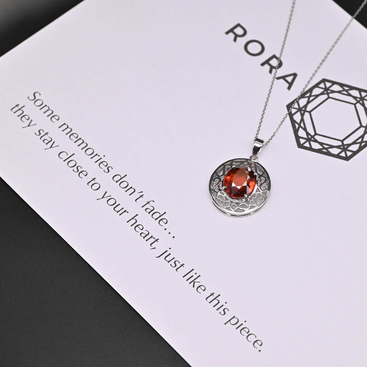 Luxury Sri Lankan gemstone necklace featuring Натуральный Гессонит Гранат, حجر هيسونيت طبيعي, नैचुरल हेसोनाइट गार्नेट, 天然ヘソナイトガーネット, and 천연 헤소나이트 가넷 in white gold jewelry design