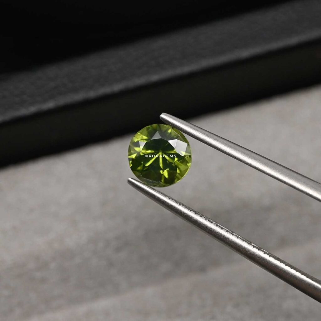 grüner zirkon, grüner edelstein, natürlicher zirkon, günstiger edelstein, זירקון ירוק, אבן חן ירוקה, זירקון טבעי