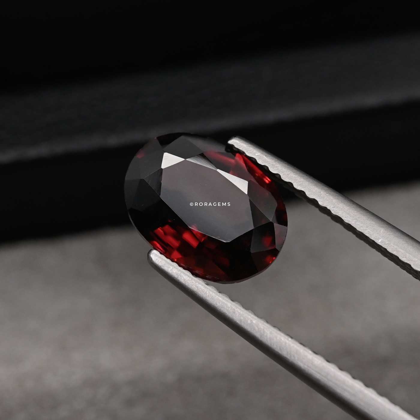 Oval natural Sri Lankan zircon in attractive red color gemstone Roter Zirkon zircon rouge naturel 천연 레드 지르콘