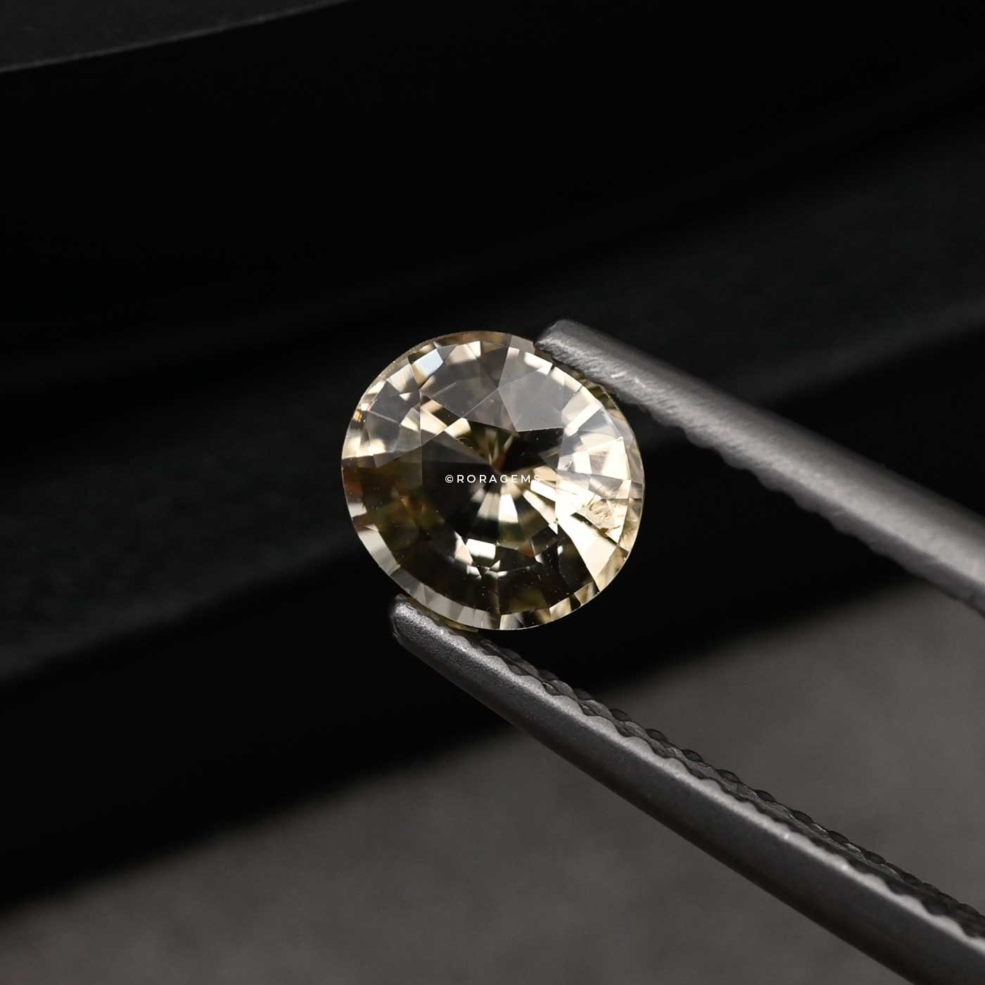 Natural unheated and untreated Sri Lankan yellow sapphire Pukhraj प्राकृतिक पुखराज