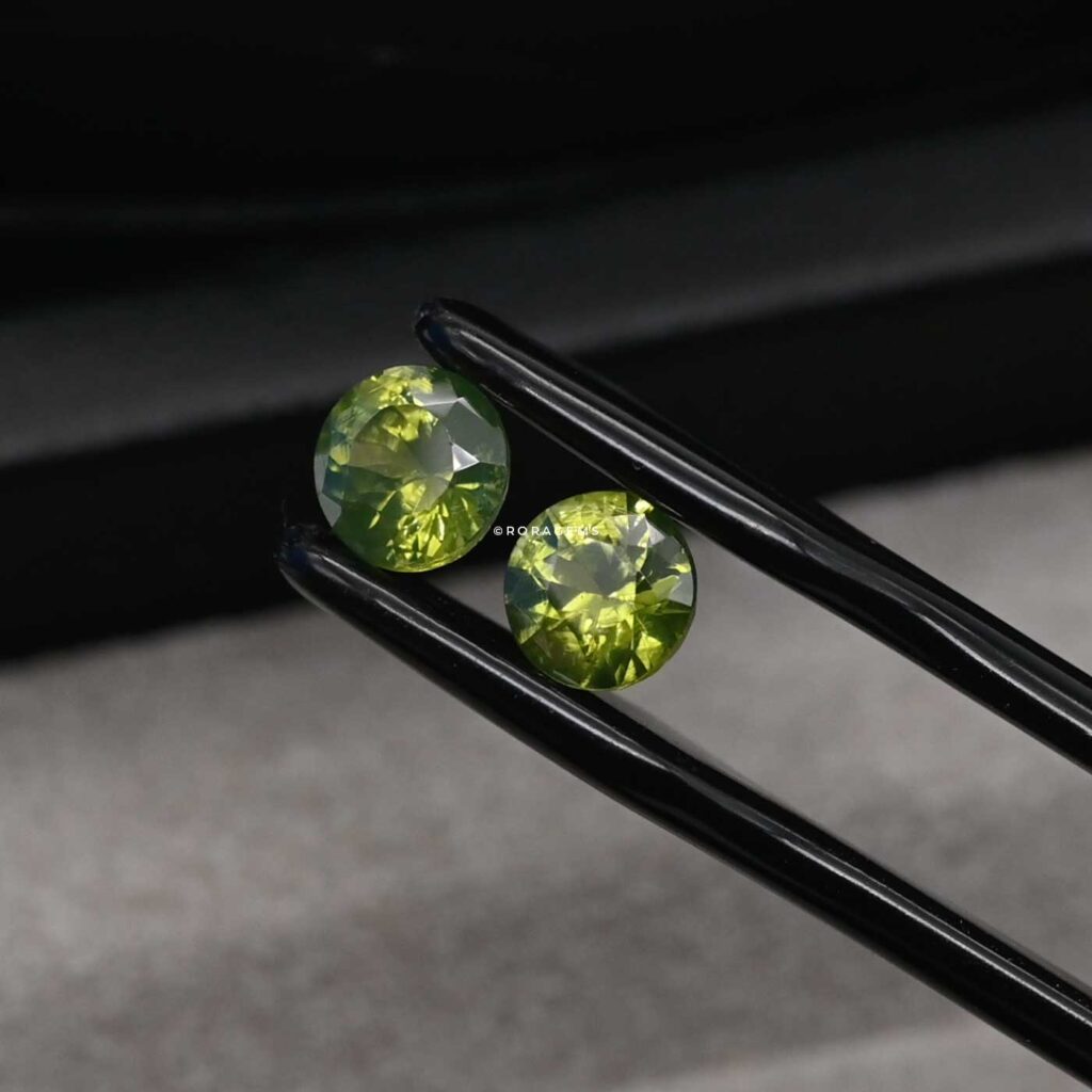 Two natural Ceylon green zircon stones zircão verde natural a beautiful gemstone duo for earrings, ear studs zircon vert naturel